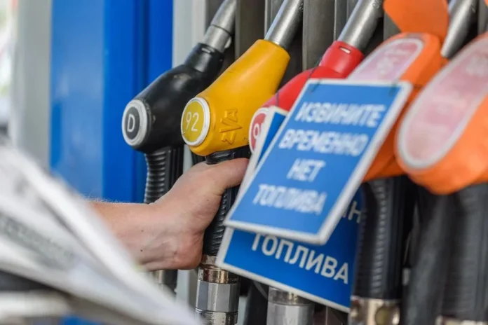 Очередь за бензином на АЗС на Петухова, 122/4 — Южно-Чемской