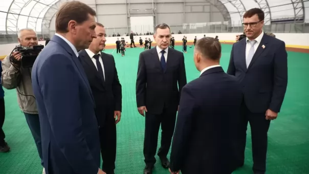 На Петухова открыли круглогодичную спортивную площадку: зимой каток, летом футбол Крытая спортивная площадка на улице Петухова в Кировском районе Новосибирска