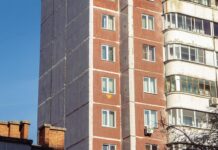 Улица Чемская в Новосибирске: адреса, школа №64 и как спланировать поездку Иллюстрация городской застройки. Не является фотографией улицы Чемской.