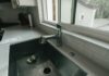 Слабый напор воды в квартире: причины, проверки и куда звонить Кухонная раковина и кран подачи воды