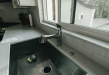 Слабый напор воды в квартире: причины, проверки и куда звонить Кухонная раковина и кран подачи воды