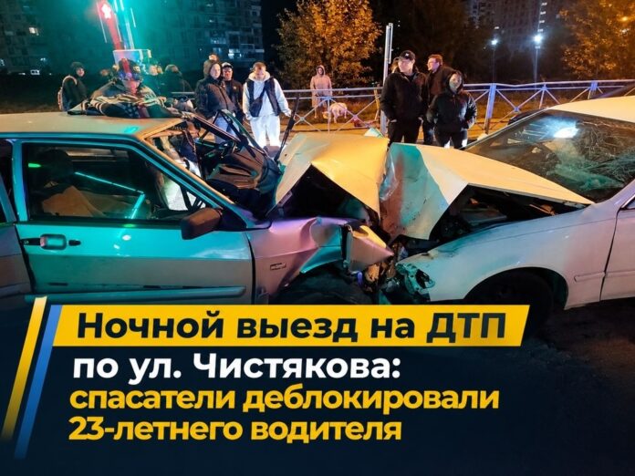 ДТП Toyota Mark II и ВАЗ-2114 на улице Александра Чистякова в Новосибирске